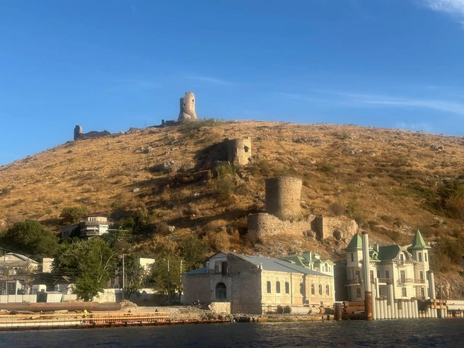 Купания в тихих бухтах Черного моря превращаются в счастливые моменты, а памятные мероприятия придают поездке глубину и смысл | Источник: турагентство «Л-тур»