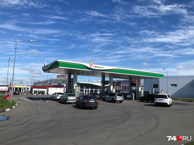 АЗС «Татнефть» на Новоградском тракте работала с лимитом 30 литров бензина на машину | Источник: Артем Краснов