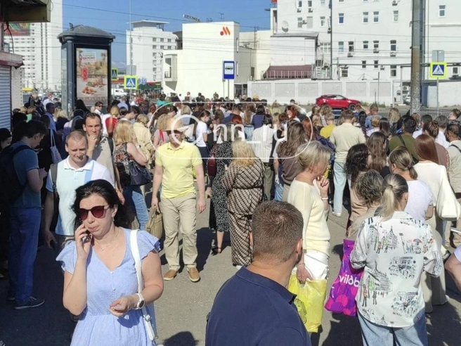 Заторы образовались и на наземных остановках | Источник: читатель NN.RU