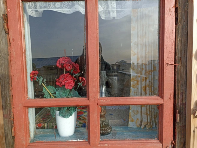 В старинной избе Валентины Баевой цветет герань | Источник: Анна Сарапульцева /45.RU