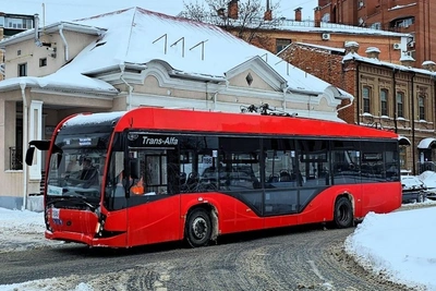Троллейбус «Авангард» едет между берегами Волги в Ульяновске