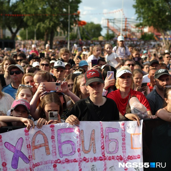 Поклонники в первом ряду немного устали ждать кумира, ведь они пришли раньше всех | Источник: Евгений Софийчук / NGS55.RU