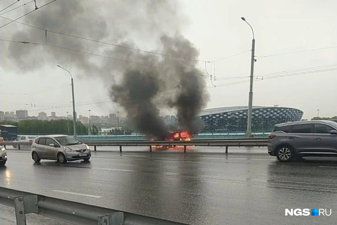По словам очевидца, горит легковой автомобиль, по кузову похожий на Subaru | Источник: читатель НГС
