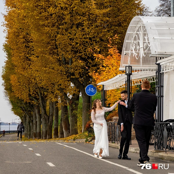 А некоторые проводят свадебные фотосессии | Источник: Кирилл Поверинов / 76.RU