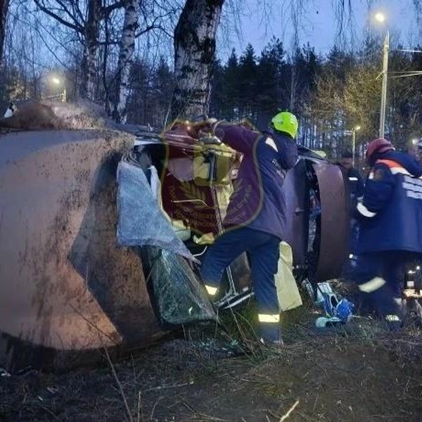Спасатели срезали крышу с иномарки | Источник: ГБУ ЯО «Пожарно-спасательная служба ЯО» / Vk.com