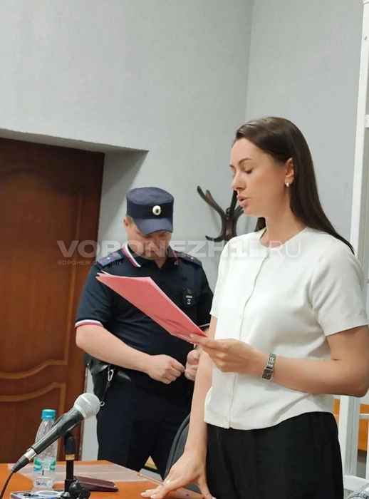 Адвокат Гусева Ирина Бражникова зачитывает защитную речь на прениях в суде | Источник: Татьяна Тельпис / Voronezh1.ru