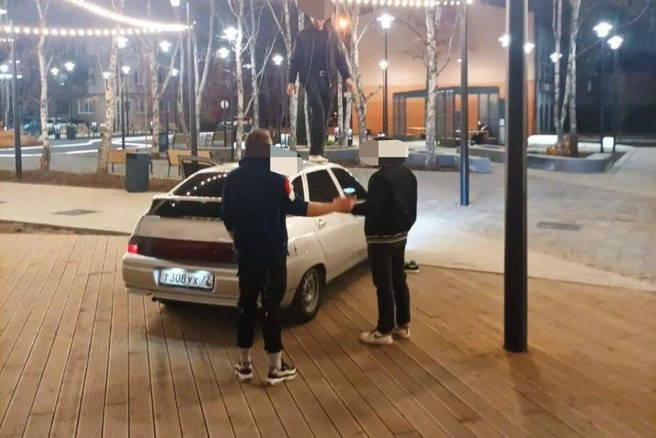 Молодые люди заехали на пешеходную улицу и вели себя вызывающе | Источник: ГИБДД по Тюменской области