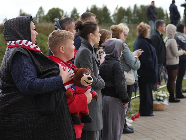 Юный поклонник держал в руках символ команды | Источник: Александр Куренной / 76.RU