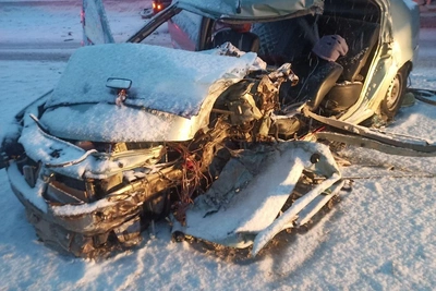 На трассе «Кола» грузовик столкнулся с легковым автомобилем