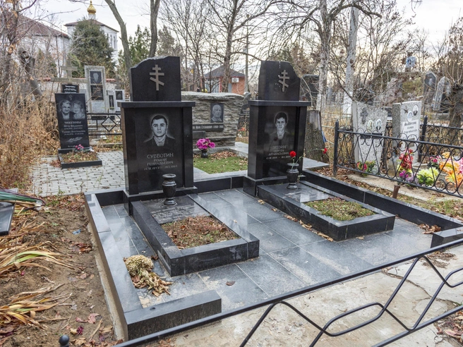 Сергея Зюзина и Романа Субботина расстреляли у входа в спортзал, принадлежавший Казаку. | Источник: Константин Завриков / V1.RU