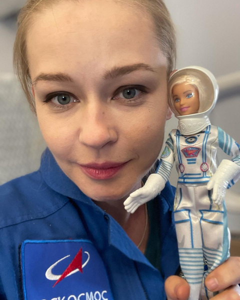 «Мои красавицы со мной»: Юлия Пересильд поделилась первым фото с дочерьми после полета в космос
