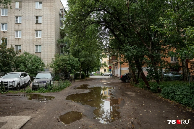На такой разной улице Победы нашлось место и для общежития  | Источник: Александр Куренной / 76.RU