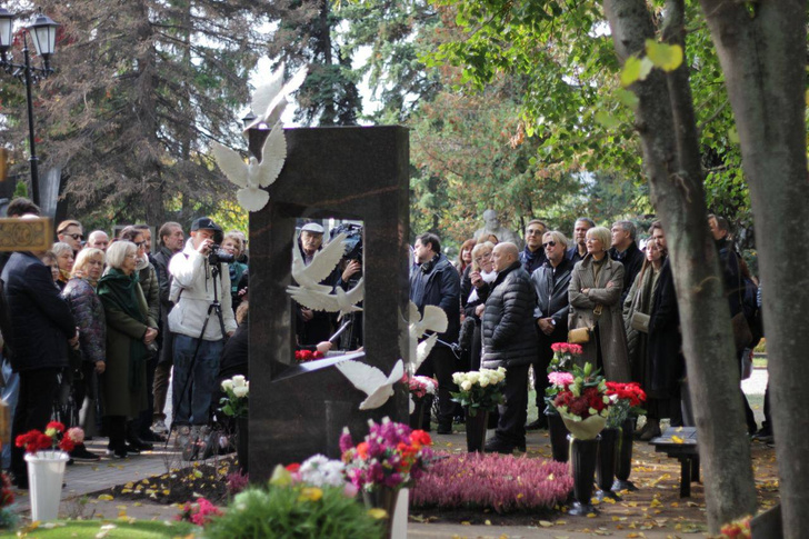 «Любовь и голуби»! Семья Владимира Меньшова открыла трогательный памятник на его могиле