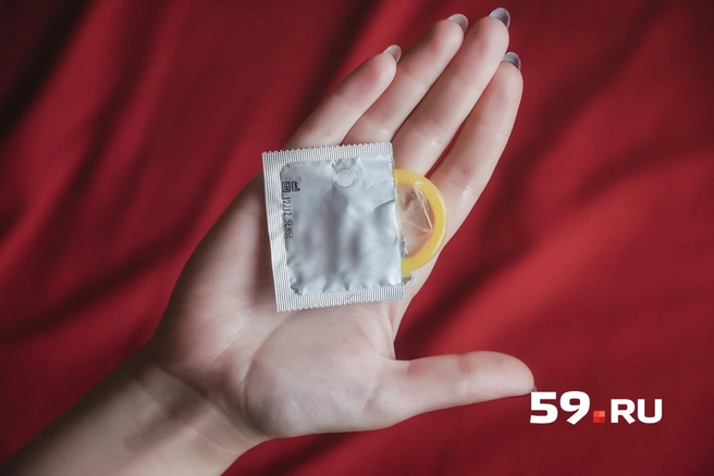 Как мужчине правильно надеть презерватив руками?
