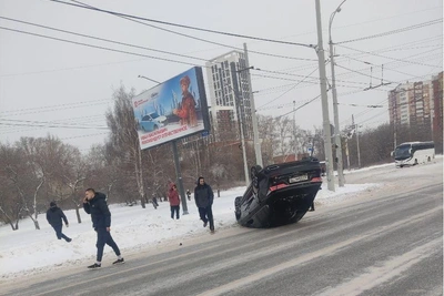 Перевернулась машина на Уралмаше, образовалась пробка