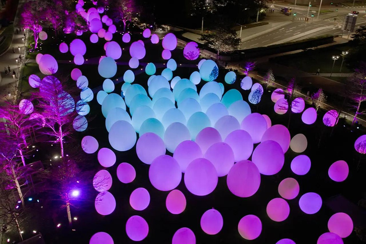 НЛО или искусство? 200 огромных светящихся и разговорчивых яиц появились по всему Гонконгу