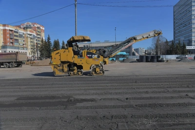 На площади Профсоюзов в Архангельске срезают асфальт