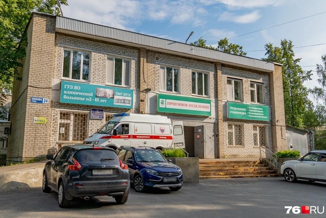 В больницу Руслана привезли ночью на скорой  | Источник: Кирилл Поверинов / 76.RU 