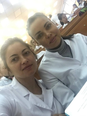 Людмила и ее подруга Светлана на своей первой лекции в медицинском университете | Источник: Людмила Достовалова