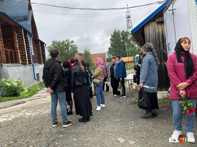 На церемонию пришли только самые близкие | Источник: читатель E1.RU