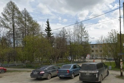 Бизнесмен и политик сломали шлагбаум на парковке полиции