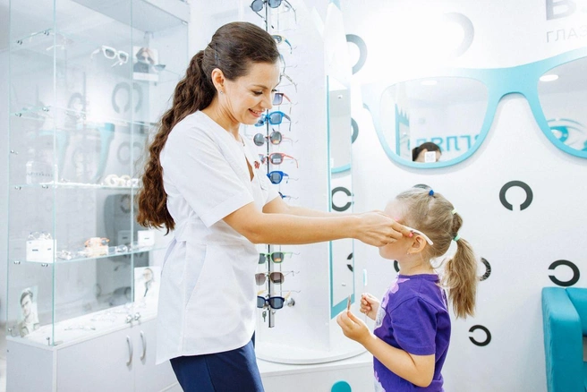 Зачастую дети не замечают микролинзы в очковых линзах Stellest® | Источник: глазная амбулатория «Взгляд»