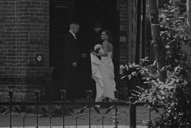 Молодожены появляются в кадре всего на пару секунд, но привлекли к себе внимание на фестивалях | Источник: Екатерина Ивантеева