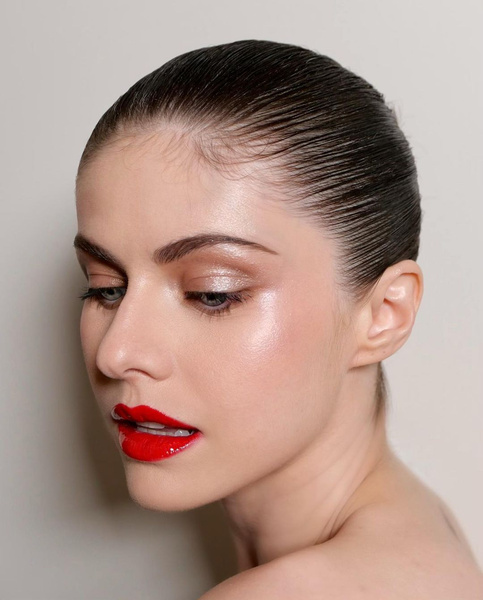 Сияющий макияж на выпускной: Александра Даддарио показала красивый образ с красной помадой