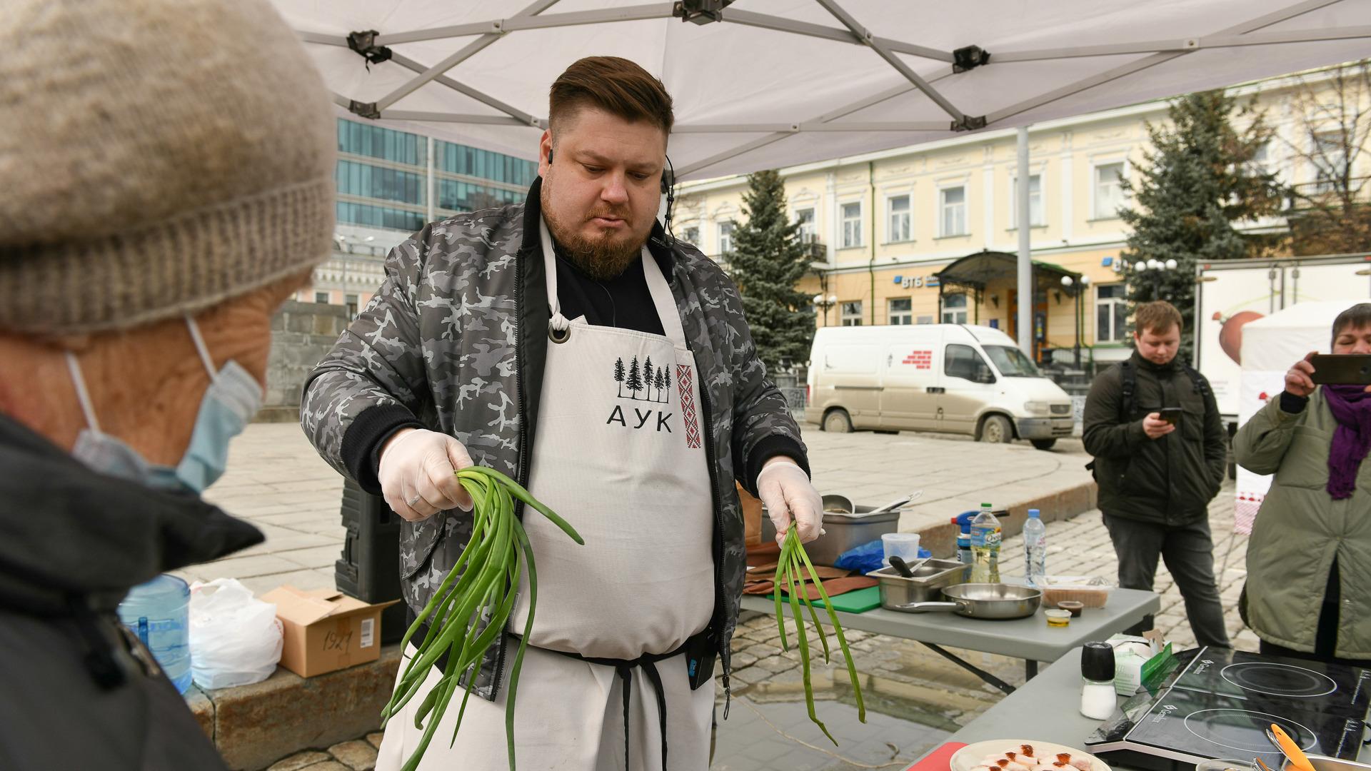 Ярмарка в Екатеринбурге: шеф-повар Андрей Бова провел мастер-класс на  площади 1905 года, приготовил суши и посикунчики — 17 апреля 2022 - 17  апреля 2022 - Е1.ру