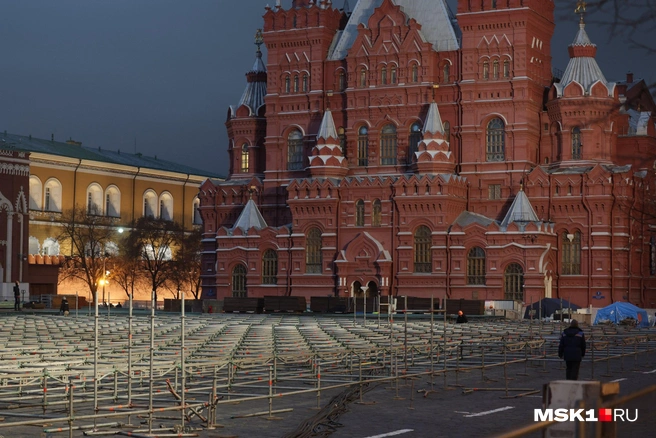 Показываем, как в центре Москвы устанавливают каток | Источник: Дмитрий Толстошеев / MSK1.RU