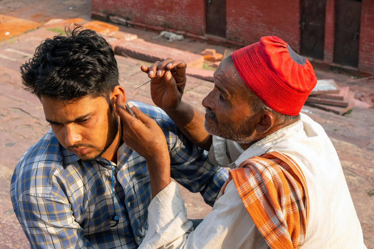 «Ой, как же у вас много грязи в ушах!» Как туристов обманывают на улицах индийских городов