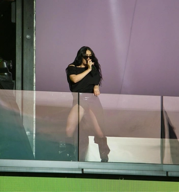 Источник: Charli XCX на концерте в Ньй-Йорке исполняет песни из своего альбома «Brat»