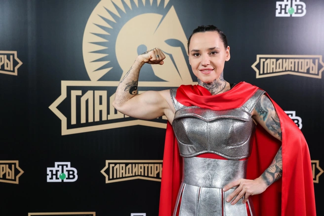 Еще одна участница, фитнес-тренер Татьяна Минжуренко, рассказала: «Приехав на площадку, я сразу прониклась этой невероятной обстановкой, и теперь мне уже ничего не страшно. Когда выходишь на арену, чувствуешь огромную поддержку зрителей, которые искренне за тебя болеют. Это, конечно, невероятно приятно!» | Источник: НТВ