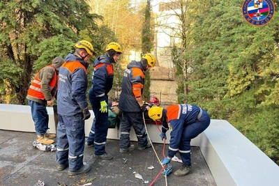В Сочи спасатели эвакуировали с крыши мужчину с травмой