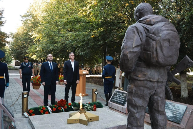 Губернатор возложил цветы к памятнику воинам-разведчикам | Источник: пресс-служба правительства Самарской области