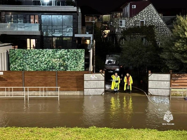 Спасатели откачивают воду с подтопленных улиц | Источник: Пресс-служба МЧС России