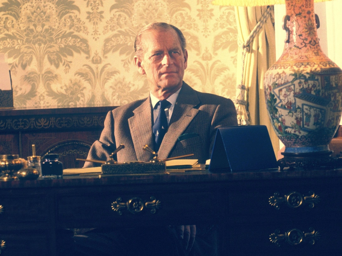 Принц Филипп в Букингемском дворце, 1983 | marieclaire.ru