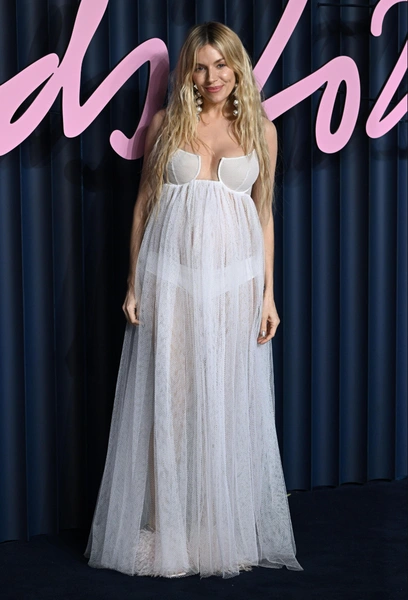 В полупрозрачном платье и на каблуках: Сиенна Миллер объявила о третьей беременности на красной дорожке | Источник: Соцсети