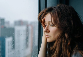 «За 14 лет мы с мамой сбегали от отца 14 раз. Теперь он умер, а я не могу избавиться от чувства вины»