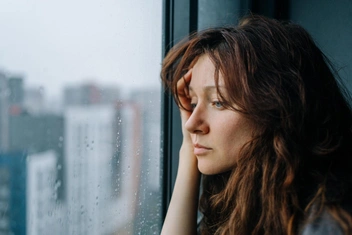 «За 14 лет мы с мамой сбегали от отца 14 раз. Теперь он умер, а я не могу избавиться от чувства вины»