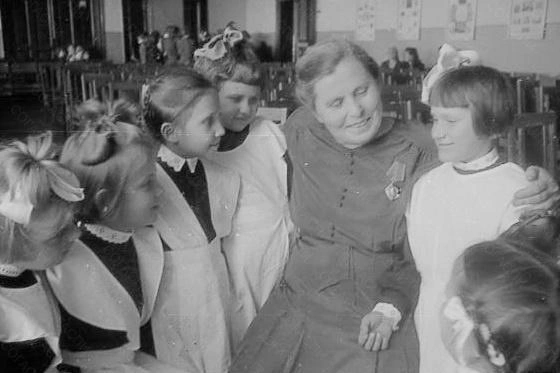 31 августа 1949 года учительница Т.&nbsp;Т.&nbsp;Минокина знакомится с новыми учениками | Источник: из фотофондов Центрального госархива Самарской области и Самарского областного госархива социально-политической истории