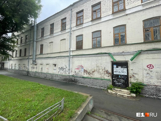 Здание явно нуждается в ремонте, фасад постепенно ветшает и весь изрисован граффити | Источник: Анастасия Малова / E1.RU