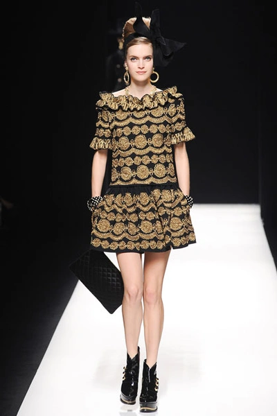 Moschino | Источник: Imaxrtee