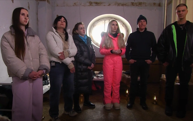 Ксения с другими девушками была спрятана в заброшенном здании. Экстрасенсы должны были ее найти | Источник: Шоу «Новая Битва экстрасенсов» (25 сезон, 5 выпуск от 28.03.2026) / Rutube.ru