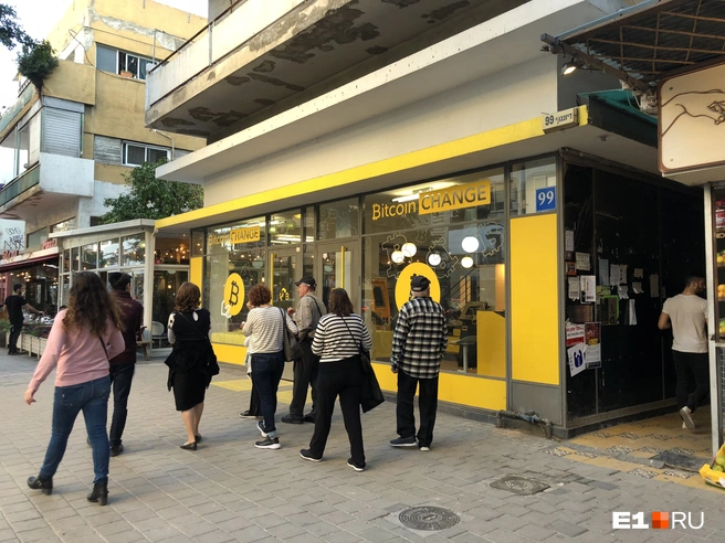 В Израиле объявлено чрезвычайное положение, но жизнь и работа простых граждан продолжаются | Источник: Артем Устюжанин / E1.RU
