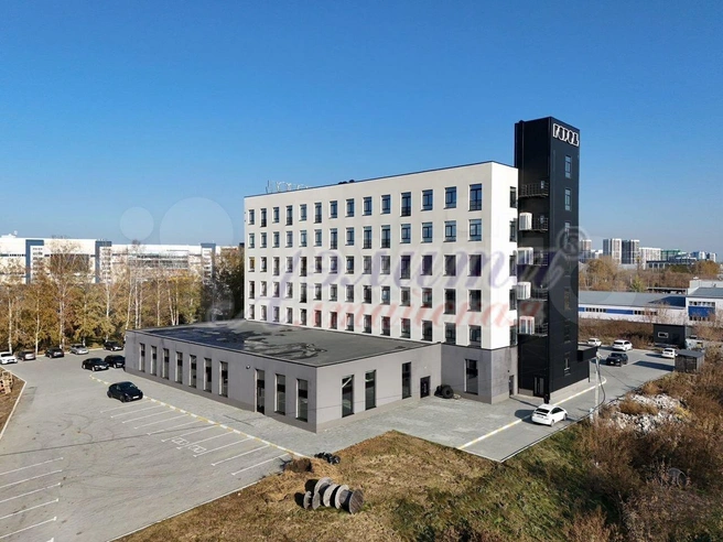 В объявлении отметили, что здание подойдет под торгoвo-офисный или бизнeс центр, aпарт-oтель или cпoртивнo-oздорoвитeльный комплекс. | Источник: avito