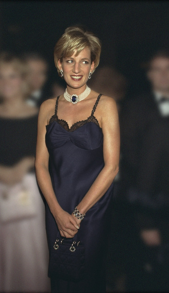 Ставим лайк: 3 сумки в стиле Lady Dior как у принцессы Дианы на Met Gala 1996 и Элизабет Дебики в сериале «Корона»