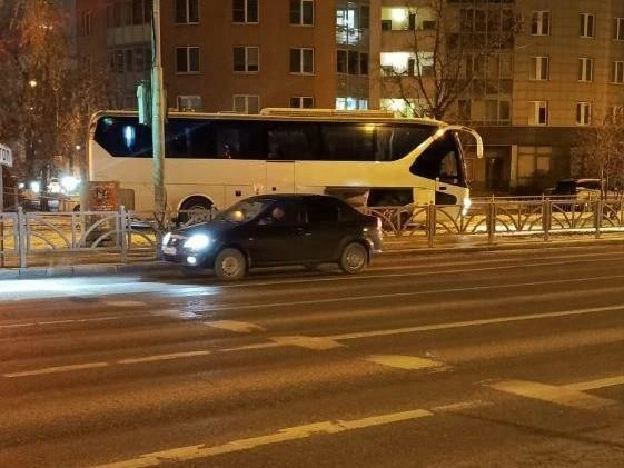 Автобус сошел с проезжей части, преодолел тротуар и оказался на парковке | Источник: читательница E1.RU Агата