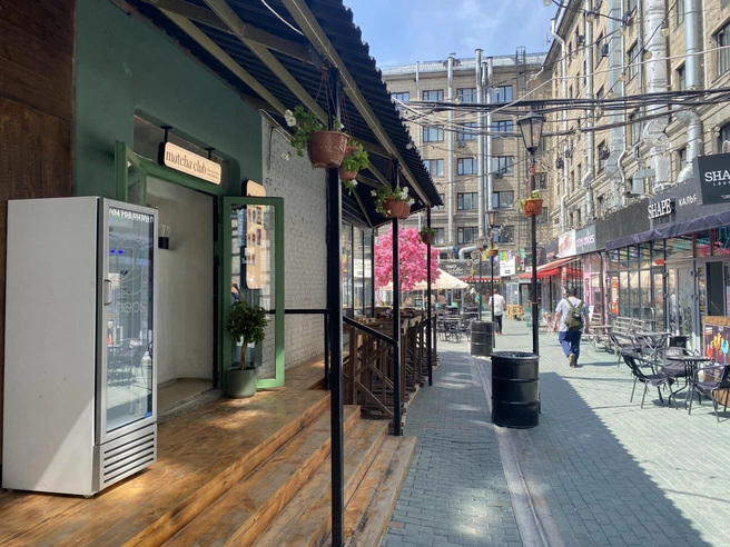 Matcha Club в дворике предлагает только холодные напитки без кофе | Источник: Стас Соколов / NGS.RU 
