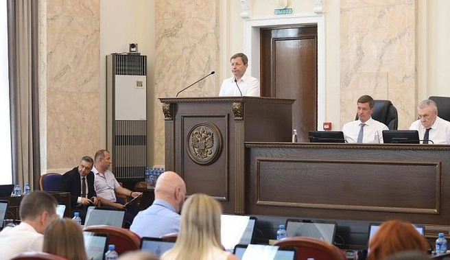 Документ представил председатель комитета кубанского парламента по развитию АПК, продовольствию и потребительскому рынку Сергей Орленко | Источник: пресс-служба Законодательного собрания Краснодарского края